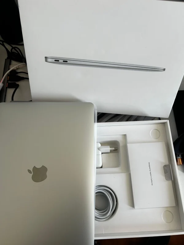Apple Macbook Air 13'' 2020 M1 - 8 Gb 256 Ssd Plateado (Usado)